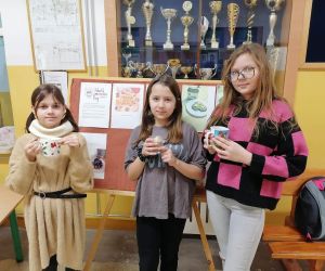 Dziewczynki piją z kubków gorącą czekoladę