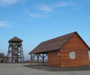 Drewniana wiata, w tle wieża widokowa