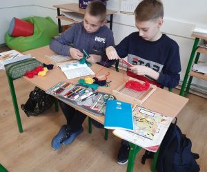 Uczniowie podczas pracy z krosnem