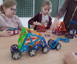 Uczniowie budują z klocków magnetycznych