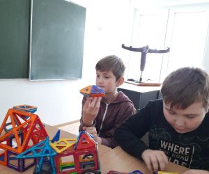 Chłopcy budują z klocków pojazdy