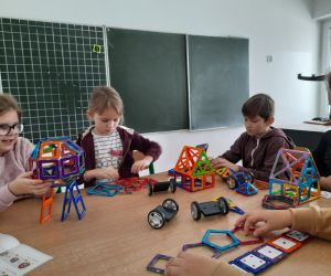 Uczniowie tworzą projekt grupowy z klocków