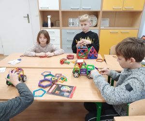 Uczniowie tworzą przestrzenne budowle z klocków magnetycznych