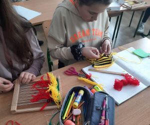 Uczennice pracują z krosnem 