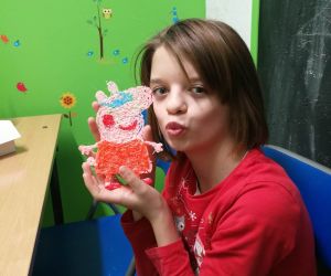 Dziewczynka prezentuje pracę wykonaną długopisem 3D