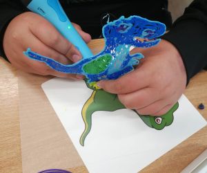 Uczeń wykonuje pracę długopisem 3D