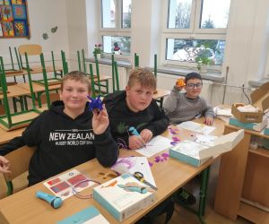 Uczniowie pracują z długopisem 3D