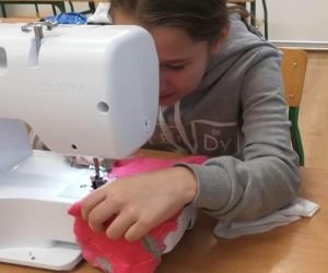 Uczennica szyje na maszynie