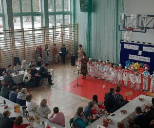 Pani Dyrektor składa Gościom życzenia