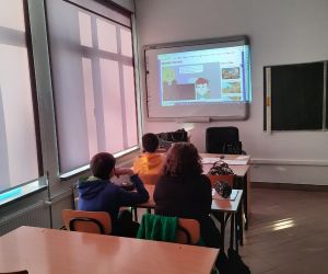 Uczniowie oglądają filmiki o bezpieczeństwie w Internecie