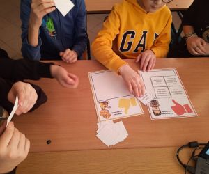 Uczniowie wykonują ćwiczenie o bezpieczeństwie w Internecie