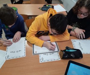 Uczniowie rysują roboty oraz zapisują zasady bezpieczeństwa w Internecie