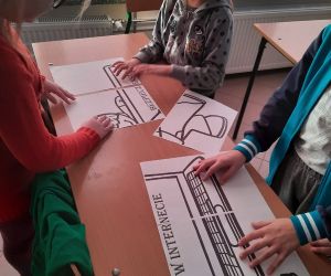 Uczniowie układają puzzle o bezpiecznym Internecie