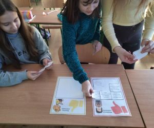 Uczniowie wykonują ćwiczenie o bezpieczeństwie w Internecie