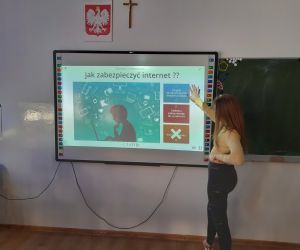 Uczennica rozwiązuje zadanie interaktywne