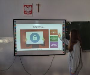 Uczennica rozwiązuje zadanie interaktywne