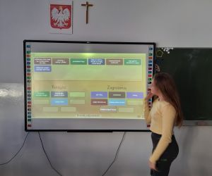 Uczennica gra w grę interaktywną