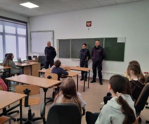 Policjanci podczas pogadanki z uczniami