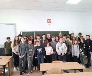 Zdjęcie uczniów z przedstawicielami Policji