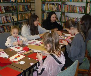 Zdjęcie przedstawia grupę dzieci uczestniczących w warsztatach plastycznych.