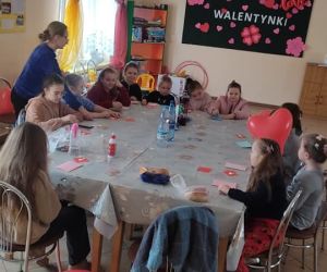 Zdjęcie przedstawia dzieci podczas lekcji bibliotecznej.