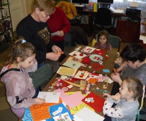 Zdjęcie przedstawia dzieci podczas warsztatów walentynkowych.