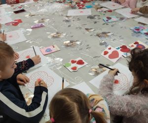 Zdjęcie przedstawia dzieci wykonujące zadnie podczas lekcji bibliotecznej.