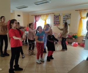 Zdjęcie przedstawia grupę tańczących dzieci. 