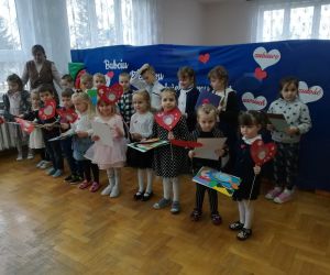  Dzieci przygotowują się do wręczenia swoich upominków dla Babci i Dziadka