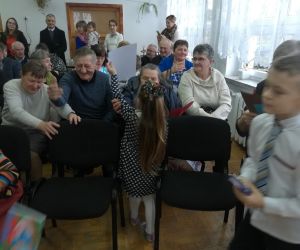 Dzieci wręczają swoje upominki dla Babci i Dziadka