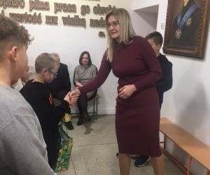 Dyrektor szkoły wręcza przedstawicielowi uczniów klasy IV nagrodę główną