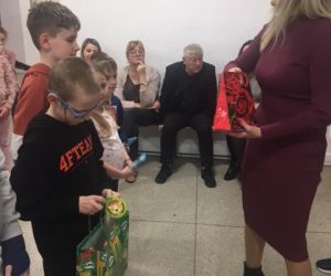 Dyrektor szkoły wręcza przedstawicielom uczniów poszczególnych klas nagrody pocieszenia