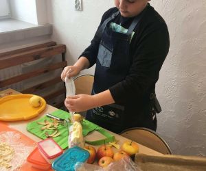 Uczeń wsypuje mąkę do szklanki