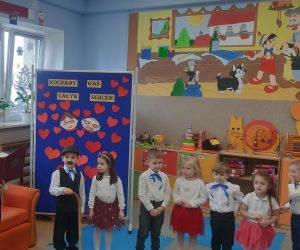 Uczennica klasy IV jako narrator i przedszkolaki ustawione w szeregu