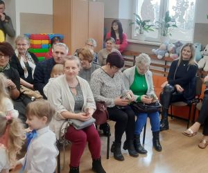 Taniec przedszkolaków przy piosence pt. “Kiedy babcia była mała”.