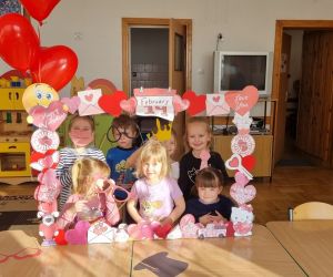 Dzieci z grupy młodszej przy fotobudce