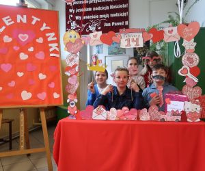 Uczniowie kl. 6 z wychowawcą przy foto - budce