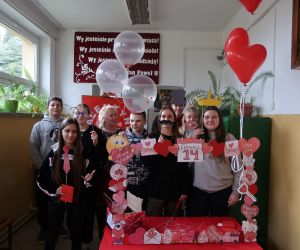 .Klasa 8 z wychowawcą przy foto - budce