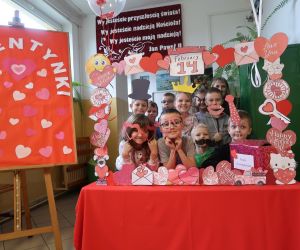 Uczniowie klasy 1 z wychowawcą przy foto - budce