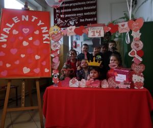 . Uczniowie klasy 2 wraz z wychowawcą na fotografii przy foto -budce