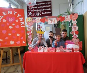 Koleżeńskie zdjęcie chłopców z klas 6-8 przy foto - budce