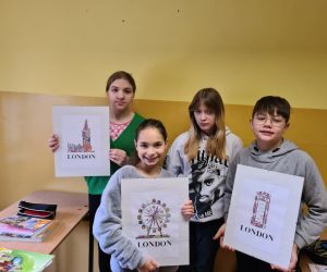 Uczniowie prezentują prace konkursowe