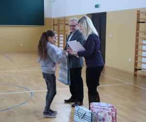 Koordynator projektu wręcza nagrodę