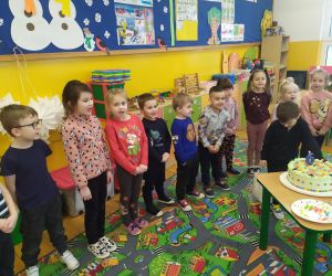 Dzieci śpiewają sto lat!