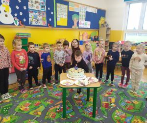 Marcel dmucha świeczki na torcie.