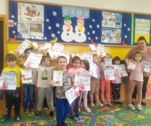 Dzieci na wspólnym zdjęciu z prowadzącą warsztaty panią Małgosią