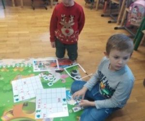 Chłopcy bawią się na podłodze.