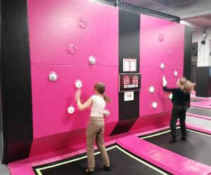 Dwie uczennice przy ściance interaktywnej