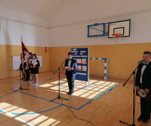 Uczniowie przy mikrofonach podczas występu