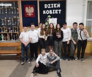 Uczniowie biorący udział w akademii